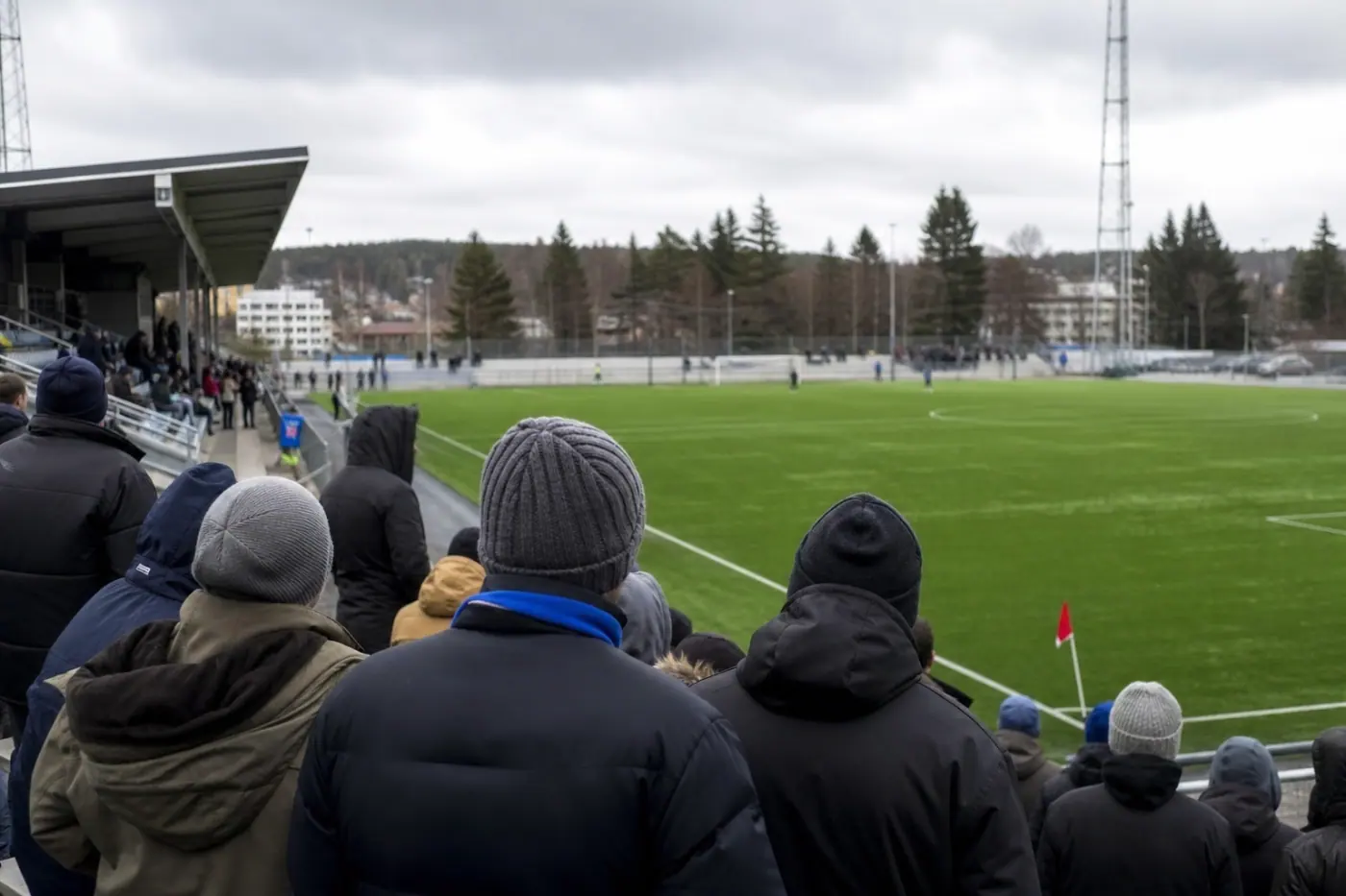 Jalkapallokenttä ja katsomo Kaupissa ennen ottelua.