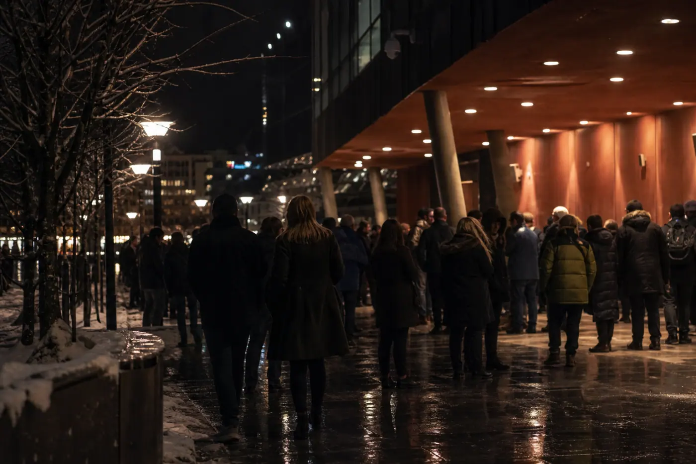 Talvinen konserttipaikan edusta Tampereella, jossa ihmiset kokoontuvat ilta-aikaan sisäänkäynnin lähettyville.